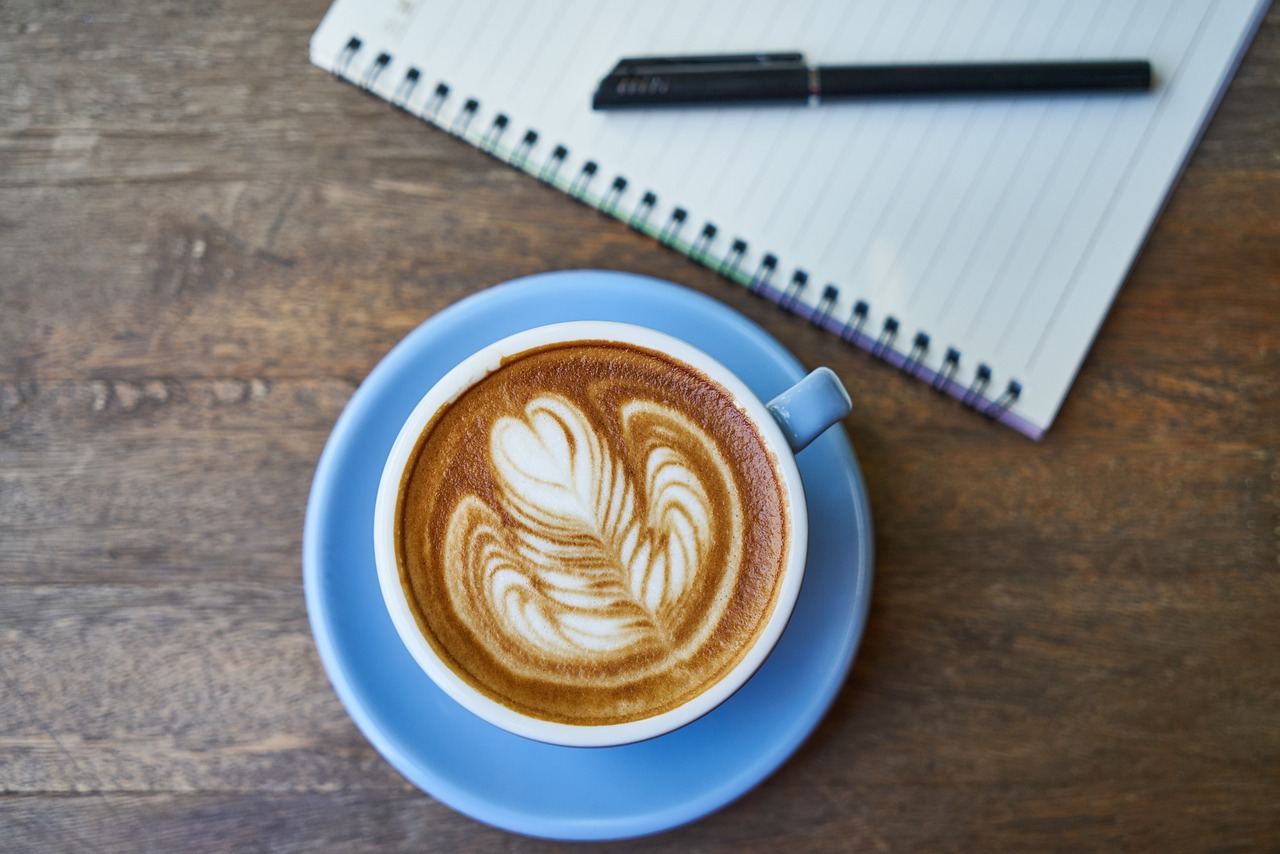 Tasse Cappuccino und Schreibblock